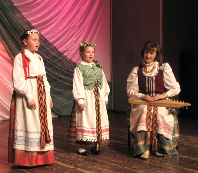 Neda Antonovaitė (kairėje) ir Livija Jegorovaitė dainavo kanklėmis pritariant mokytojai Laimai Bieliūnienei. R.Lymano muzikos mokyklos archyvo nuotr.