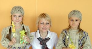 „Linelio“ lopšelio-darželio auklėtinės  Austėja (kairėje) ir Emilija  pasipuošė lino drabužiais. Mergaites konkursui ruošė mokytoja Inga Šablinskienė. Asmeninio albumo nuotr.