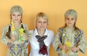 „Dainų dainelės“ finalas: klibėjo dantukas ir byrėjo natos „Linelio“ lopšelio-darželio auklėtinės Austėja (kairėje) ir Emilija pasipuošė lino drabužiais. Mergaites konkursui ruošė mokytoja Inga Šablinskienė. Asmeninio albumo nuotr.