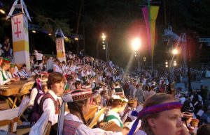 Jie tapo didelės istorinės šventės dalimi Dainų šventės ansamblių vakaro akimirka. Eltos nuotr.