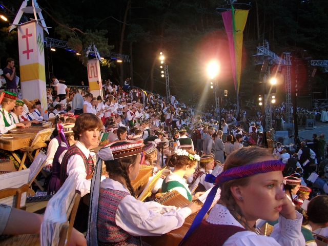 Dainų šventės ansamblių vakaro akimirka. Eltos nuotr. Dainų šventės ansamblių vakaro akimirka. Eltos nuotr.