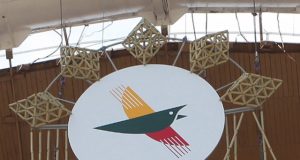 Vingio parkas jau papuoštas Lietuvos moksleivių dainų šventės emblemomis. Eltos nuotr.