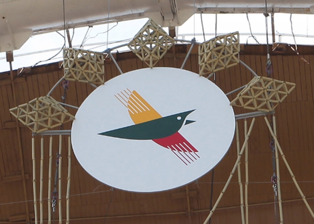 Vingio parkas jau papuoštas Lietuvos moksleivių dainų šventės emblemomis. Eltos nuotr. Vingio parkas jau papuoštas Lietuvos moksleivių dainų šventės emblemomis. Eltos nuotr.