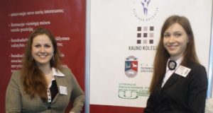 Tarptautinėje žemės ūkio parodoje “AgroBalt“ UAB “Daividos“ produkciją pristatė bendrovės marketingo vadybininkė Vaiva Mikulėnaitė (kairėje) ir vyriausioji technologė Eglė Latakaitė. G.Sabockienės nuotr.