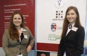 Tarptautinėje žemės ūkio parodoje “AgroBalt“ UAB “Daividos“ produkciją pristatė bendrovės marketingo vadybininkė Vaiva Mikulėnaitė (kairėje) ir vyriausioji technologė Eglė Latakaitė. G.Sabockienės nuotr.