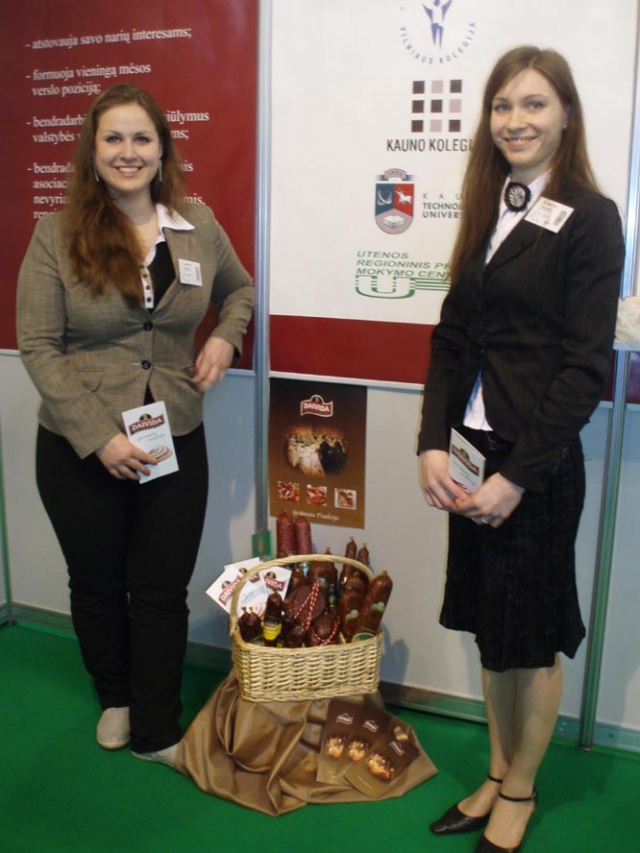 Tarptautinėje žemės ūkio parodoje “AgroBalt“ UAB “Daividos“ produkciją pristatė bendrovės marketingo vadybininkė Vaiva Mikulėnaitė (kairėje) ir vyriausioji technologė Eglė Latakaitė. G.Sabockienės nuotr.
