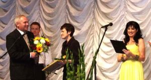 J.Vileišio premijos laureatę Dalią Zibolienę pasveikino rajono meras Almantas Blažys. A.Baltuškaitės nuotr.