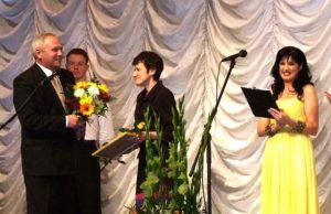 J.Vileišio premijos laureatę Dalią Zibolienę pasveikino rajono meras Almantas Blažys. A.Baltuškaitės nuotr.