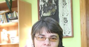 Rajono gyventoja A.Juodvalkienė piktinosi žvyru nepabarstytais keliais. D.Zibolienės nuotr.