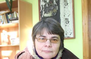 Rajono gyventoja A.Juodvalkienė piktinosi žvyru nepabarstytais keliais. D.Zibolienės nuotr.