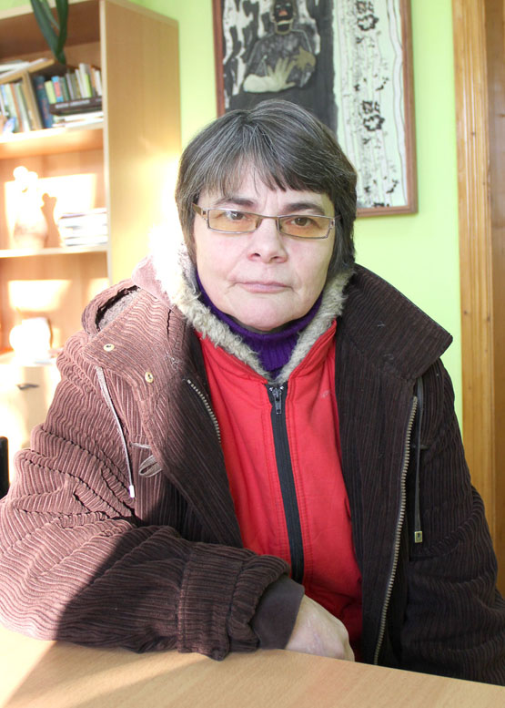 Rajono gyventoja A.Juodvalkienė piktinosi žvyru nepabarstytais keliais. D.Zibolienės nuotr.