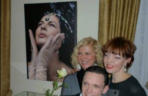 Nijolė Narmontaitė su parodos autoriais – Dalia Varnaite ir Gediminu Gražiu.N. Narmontaitės archyvo nuotr.