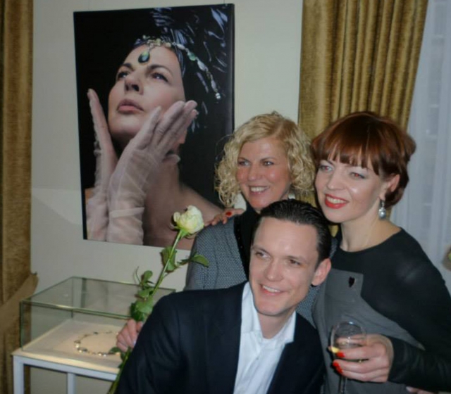 Nijolė Narmontaitė su parodos autoriais – Dalia Varnaite ir Gediminu Gražiu.N. Narmontaitės archyvo nuotr. Nijolė Narmontaitė su parodos autoriais – Dalia Varnaite ir Gediminu Gražiu.N. Narmontaitės archyvo nuotr.