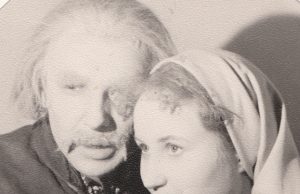 Bronius Gražys su žmona Nijole Narijauskaite Marijampolės teatre vaidina latvių rašytojo Rudolfo  Blaumanio spektaklyje „Indranai“. 1957 m.