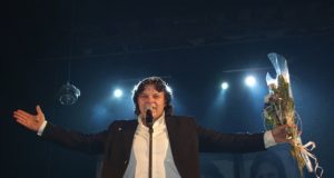 Lyrinių dainų atlikėjas Romas Dambrauskas klausytojus džiugino savo dainomis ir kvietė juos bent trumpam pabūti laimingiems