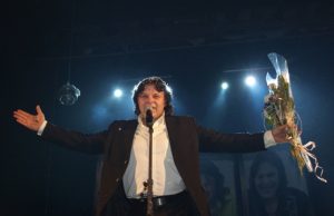 Lyrinių dainų atlikėjas Romas Dambrauskas klausytojus džiugino savo dainomis ir kvietė juos bent trumpam pabūti laimingiems