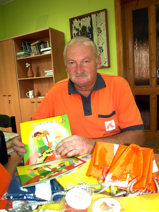 Rokiškio kelių tarnybos vadovas Stanislovas Dambrauskas parodė saugos priemones Rokiškio kelių tarnybos vadovas Stanislovas Dambrauskas parodė saugos priemones