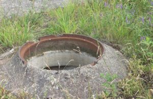 Vagys kelia didžiulį pavojų Apleistos degalinės teritorija Panevėžio gatvėje – pavojingi spąstai neapdairiems šunų vedžiotojams ir praeiviams.