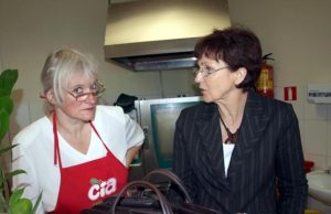 Inspektorė Roberta Uldukienė (dešinėje) iš ką tik pradėjusios dirbti pardavėjos Sigutės Dapšytės neišgirdo atsakymo