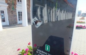 Brangus stendas chuliganų daužytas akmeniu ar plyta.A.Minkevičienės nuotr.