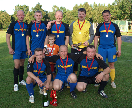 Su turnyro nugalėtoja – „Darolos“ komanda - mažasis Saulius. L.Dūdaitės nuotr.