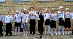 Mažųjų kavoliškėnų dovana tėvams – smagi ir teatralizuota daina apie „Audi“ automobilį. S.Krasauskaitės nuotr.