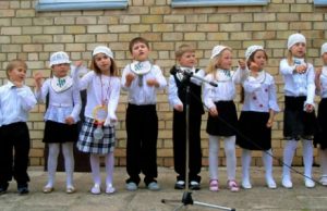 Mažųjų kavoliškėnų dovana tėvams – smagi ir teatralizuota daina apie „Audi“ automobilį. S.Krasauskaitės nuotr.