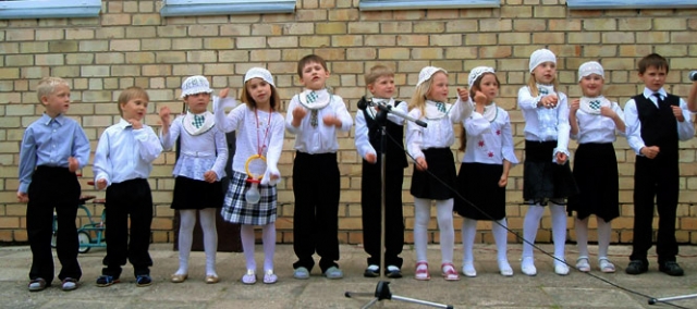 Mažųjų kavoliškėnų dovana tėvams – smagi ir teatralizuota daina apie „Audi“ automobilį. S.Krasauskaitės nuotr. Mažųjų kavoliškėnų dovana tėvams – smagi ir teatralizuota daina apie „Audi“ automobilį. S.Krasauskaitės nuotr.