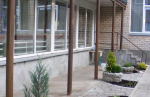 Darželio-mokyklos “Ąžuoliukas“ teritorija išpuošta įspūdingais alpinariumais. A. Mackuvienės nuotr.