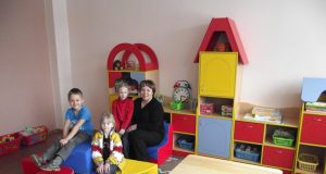 Šešiamečiai ir jų mokytoja Regina Staigytė džiaugėsi naujais spalvingais baldais. J.Žaliauskienės nuotr.