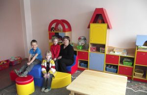 Šešiamečiai ir jų mokytoja Regina Staigytė džiaugėsi naujais spalvingais baldais. J.Žaliauskienės nuotr.