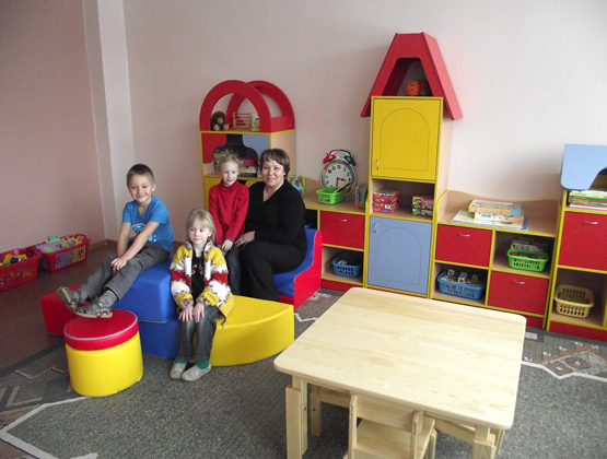 Šešiamečiai ir jų mokytoja Regina Staigytė džiaugėsi naujais spalvingais baldais. J.Žaliauskienės nuotr.