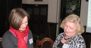 Panevėžio kolegijos Rokiškio filialo vadovė Stanislava Juškienė (dešinėje) atminimo dovaną įteikė Gėtės instituto Kalbos skyriaus vadovei Nijolei Buinovskajai.