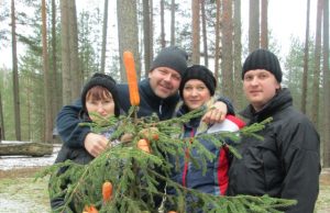 Eglutę daržovėmis puošė L.Skripkienė (iš kairės)