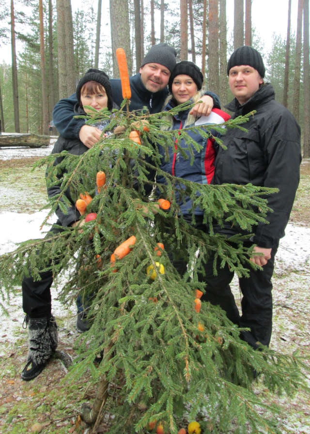 Eglutę daržovėmis puošė L.Skripkienė (iš kairės)