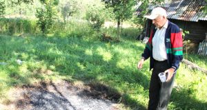 A.J.Redeckas sutrikęs: jo valdoje prie ąžuolo kažkas išdegino žolės plotą. N.Byčkovskio nuotr.