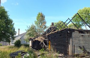Medinį negyvenamą namą suniokojęs gaisras didele nelaime grasino artimiausioms sodyboms. A. Minkevičienės nuotr.