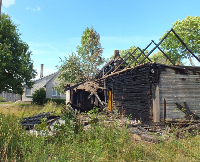 Medinį negyvenamą namą suniokojęs gaisras didele nelaime grasino artimiausioms sodyboms. A. Minkevičienės nuotr.