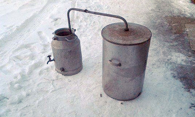 Šį degtinės aparatą rajono policijos pareigūnai aptiko Ignotiškio kaime. Rajono policijos komisariato archyvo nuotr.