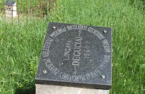 Degučių kapinėse – analogo neturintis kompasas Kompasas arba kaimų rodyklė – bene vienintelis toks dirbinys visoje Lietuvoje. R.Milaknienės nuotr.