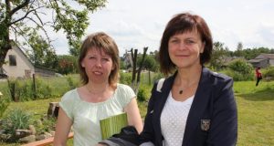 Aleksandravėlės bibliotekininkė Alma Mekšėnienė (kairėje) ir  bendruomenės pirmininkė Dovilė Pučinskienė – pagrindinės šventės organizatorės. D.Zibolienės nuotr.