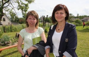 Aleksandravėlė rengiasi šventėms Aleksandravėlės bibliotekininkė Alma Mekšėnienė (kairėje) ir bendruomenės pirmininkė Dovilė Pučinskienė – pagrindinės šventės organizatorės. D.Zibolienės nuotr.