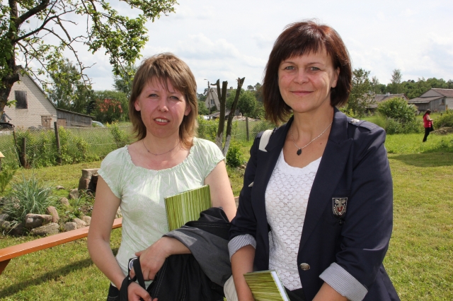 Aleksandravėlės bibliotekininkė Alma Mekšėnienė (kairėje) ir bendruomenės pirmininkė Dovilė Pučinskienė – pagrindinės šventės organizatorės. D.Zibolienės nuotr. Aleksandravėlės bibliotekininkė Alma Mekšėnienė (kairėje) ir bendruomenės pirmininkė Dovilė Pučinskienė – pagrindinės šventės organizatorės. D.Zibolienės nuotr.