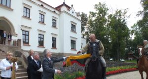 Po Degučių ežerą vėjas gainiojo tris nedideles salas