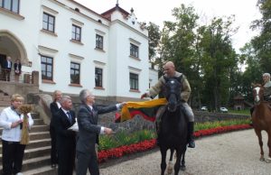 Po Degučių ežerą vėjas gainiojo tris nedideles salas