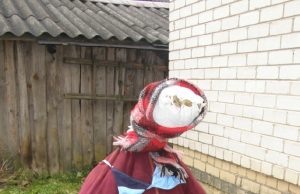 Kaime siaučiantys „bildukai“ prie sodybos langų patupdė šią žmogaus formų baidyklę. A.Minkevičienės nuotr.