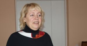 „Saulalos“ vadovė Dalia Deksnienė dėkojo saviveiklininkams ir direktorei Nidai Lungienei už atjautą šeimai sunkiu metu.