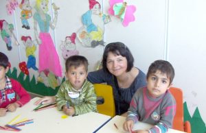 Rokiškėnė pedagogė Violėta Deksnienė lankėsi Sirijos pabėgėlių stovykloje Kilyje: vaikų darželyje kartu su mažaisiais piešė.