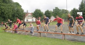 Šuoliukai per suolelį - nelabai mėgstamas treniruočių pratimas. L.Dūdaitės nuotr.