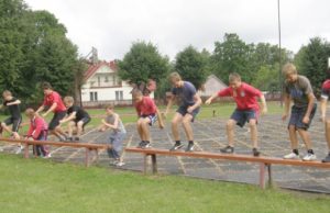 Jauniesiems ledo ritulininkams – pirmoji vasaros stovykla Šuoliukai per suolelį - nelabai mėgstamas treniruočių pratimas. L.Dūdaitės nuotr.